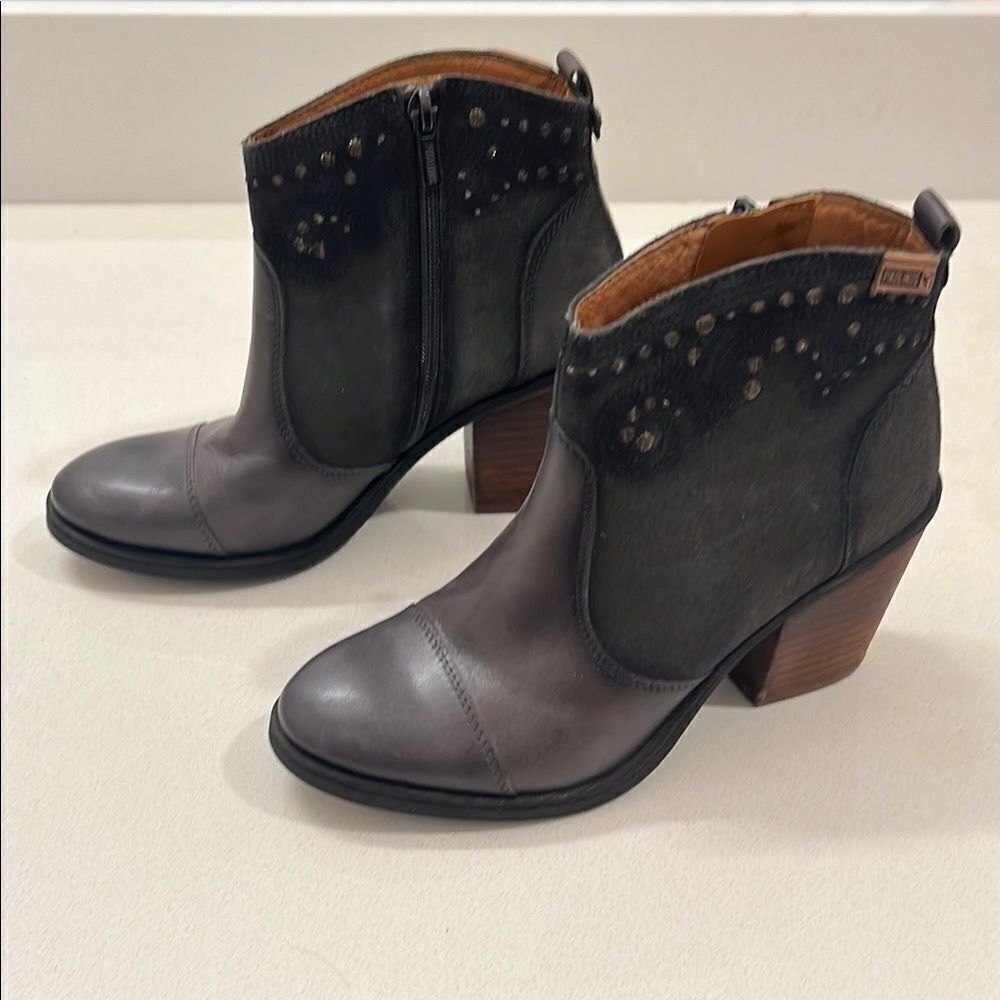 PIKOLINOS Gray Ankle Booties with Vintage Leather and Embroidered Design